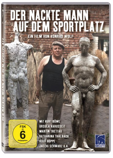 Der nackte Mann auf dem Sportplatz